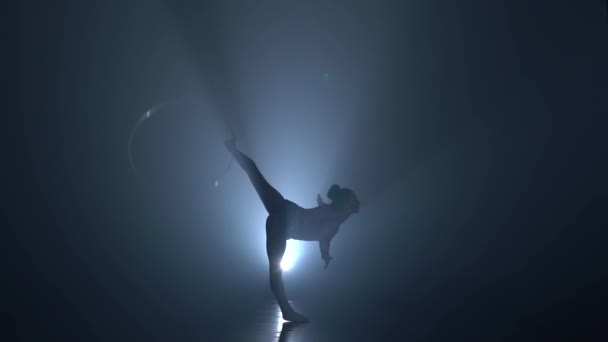 Gymnast visar metall hoop på armen då på benet. Rök bakgrund. Slow motion — Stockvideo