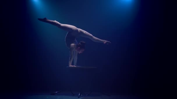 Gymnast står på bron. Rök blå bakgrund. Slow motion — Stockvideo