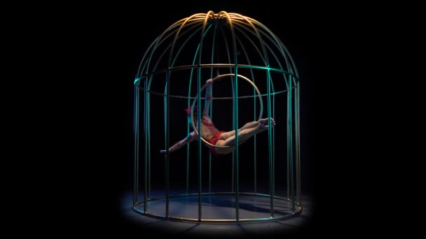 Acrobaties d'art fille sur un cercle rotatif dans une cage en métal. Fond noir — Video