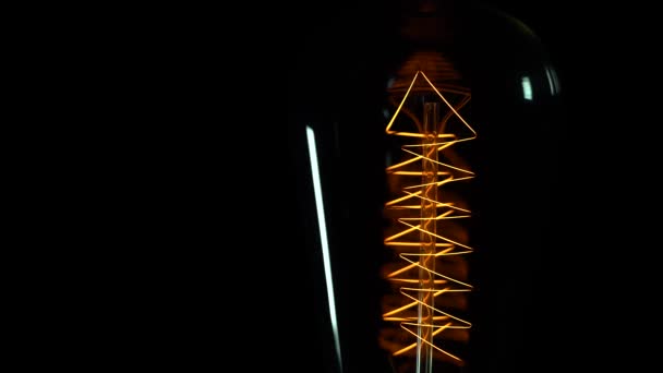 Vintage lâmpada incandescente filamento close up macro com fundo preto . — Vídeo de Stock