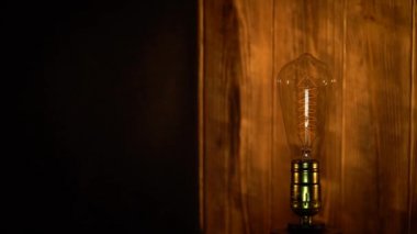 Eski ampul hızlı bir şekilde açar ve kapatır