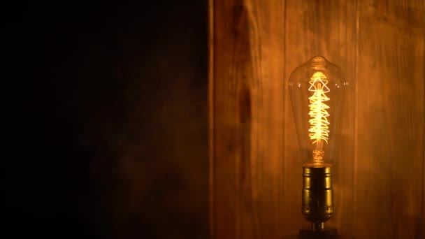 Oude edisons lamp op houten achtergrond — Stockvideo
