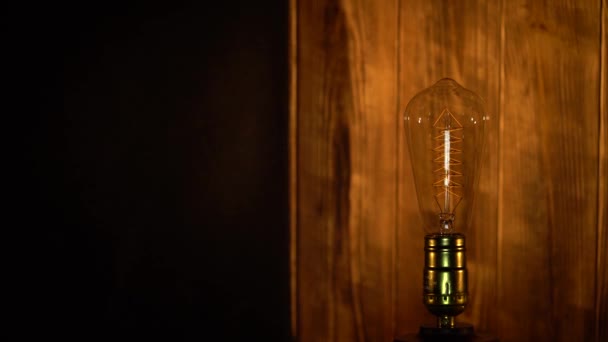 Old bulb quickly turns on and off — Stock Video