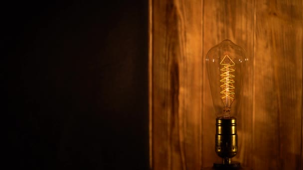Old vintage Edison light bulb glowing 2 in 1 — Stock Video