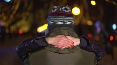 Genç kız erkek arkadaşı hugs