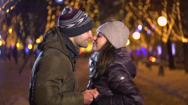 Noel'de öpüşme mutlu romantik çift