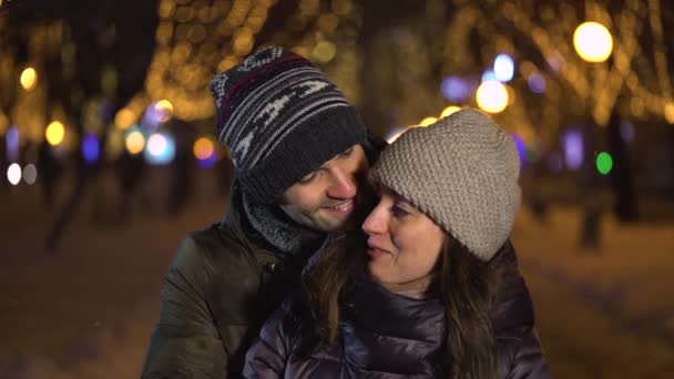 Pareja enamorada, hombre sorprendiendo a su pareja con anillo de compromiso, joven propone matrimonio a su hermosa — Vídeos de Stock