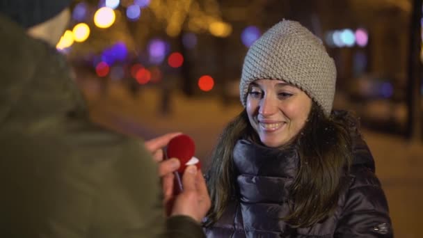 Jonge man maakt huwelijksaanzoek met zijn vriendin — Stockvideo