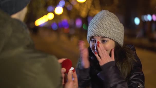 Erkek arkadaşı için bir nişan yüzüğü verirken teklif yapma — Stok video