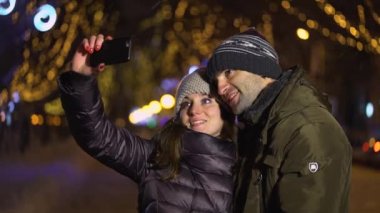 Genç çift çekim selfie fotoğraf çekme