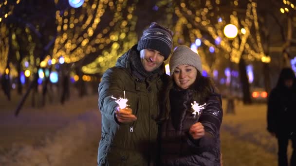 Casal feliz segurar as luzes bengala — Vídeo de Stock