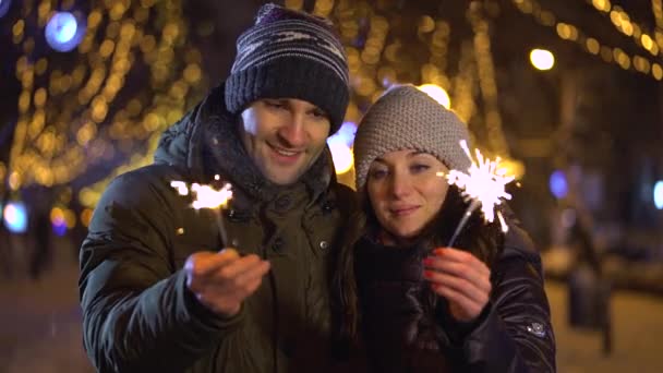 Young in love couple draws heart with sparklers in the air — Stock Video