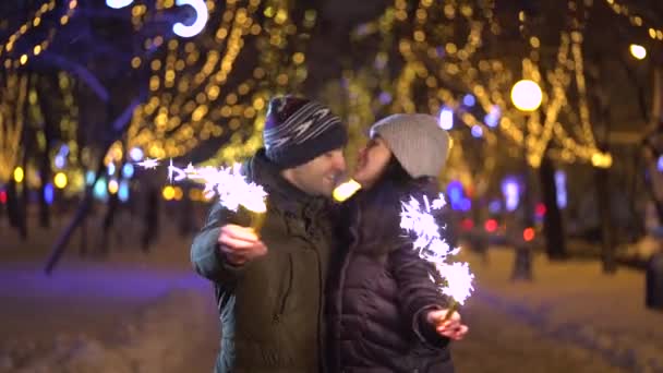 Leende unga vackra lyckliga paret håller gnistrar — Stockvideo