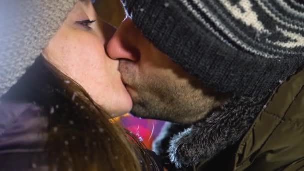 Couple kissing at the selfi camerac — Stock Video