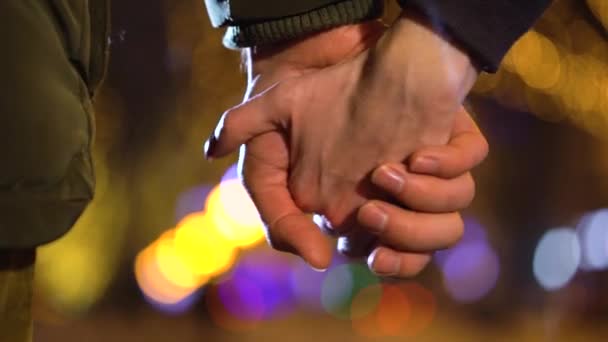Пара, идущая вместе, держась за руки — стоковое видео