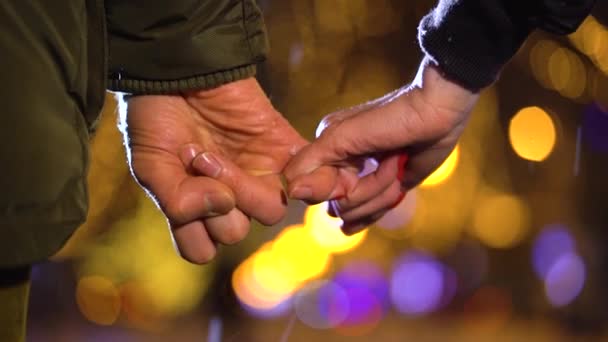 Hermosa escena de pareja joven enamorada cogida de la mano — Vídeo de stock