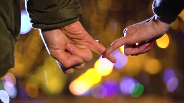 Romantický pár držící se za ruce — Stock video