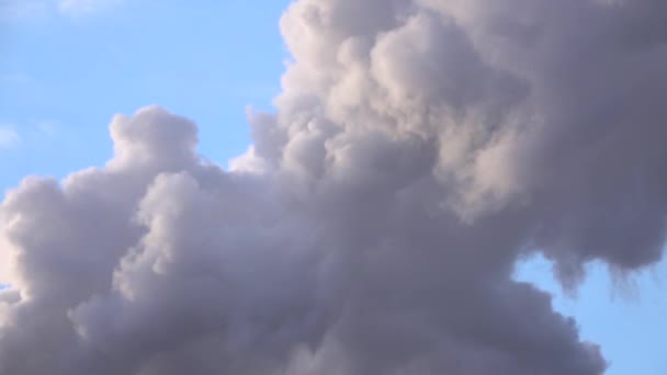 Fabrika bitki duman yığını üzerinden mavi gökyüzü arka plan 002 — Stok video