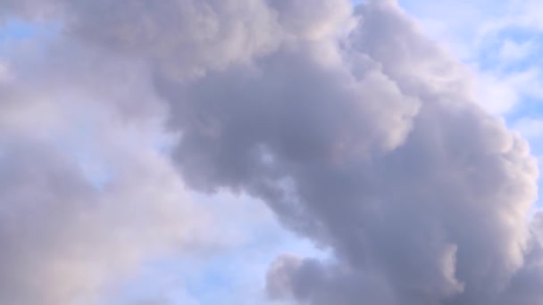 Фабрика завод дыма стек над голубым небом фон 004 — стоковое видео