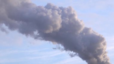 Fabrika bitki duman yığını üzerinden mavi gökyüzü arka plan 005