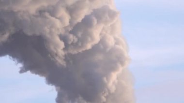 Fabrika bitki duman yığını üzerinden mavi gökyüzü arka plan 006