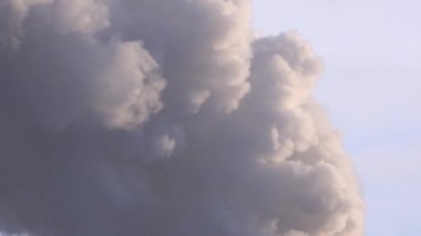 Fabrika bitki duman yığını üzerinden mavi gökyüzü arka plan 009