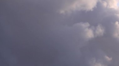 Fabrika bitki duman yığını üzerinden mavi gökyüzü arka plan 010