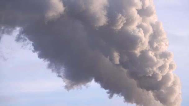 Заводський дим стоїть на фоні блакитного неба 007 — стокове відео