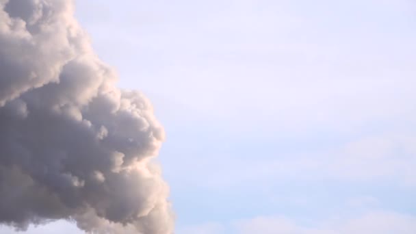 Fábrica de humo de la planta sobre fondo cielo azul 008 — Vídeo de stock