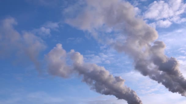 Fumaça céu azul vem da chaminé da fábrica 001 — Vídeo de Stock