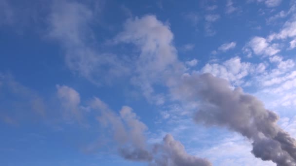 Blauwe hemel rook komt uit de schoorsteen van de fabriek 002 — Stockvideo