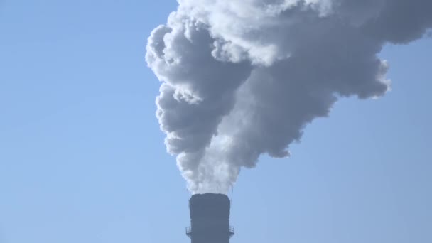 Smoke stack with a nice smoke over blue sky 002 — Stock Video