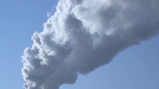 Pila de humo con un buen humo sobre el cielo azul 003 — Vídeo de stock