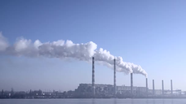 Humo de las chimeneas planta se eleva en las nubes 001 — Vídeo de stock