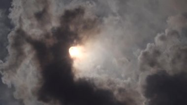 Güneşle kaplı Kara Duman bulutları