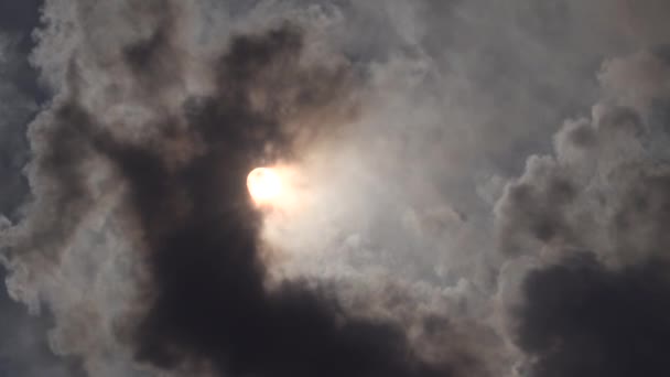 Sol cubierto por nubes negras de humo — Vídeos de Stock