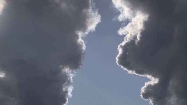 Wolken grijs donkere rook en as. — Stockvideo