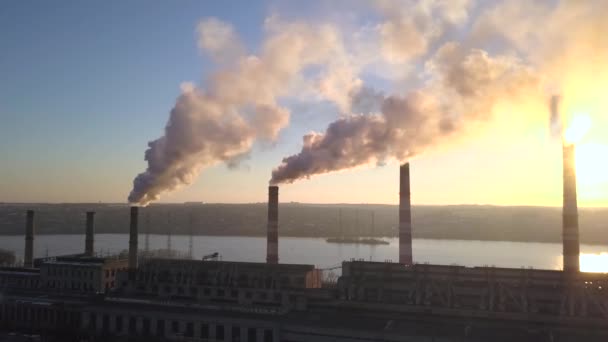 Tubo con humo al atardecer de invierno 002 — Vídeos de Stock