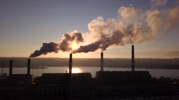Fumée des cheminées d'usine sur fond de ciel couchant 001 — Video