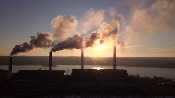 Füst gyárkémények, háttérben a naplemente ég 002 — Stock videók
