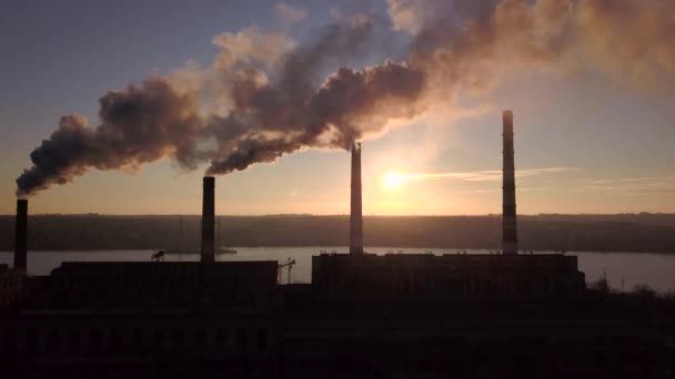 Fumée des cheminées d'usine sur fond de ciel couchant 003 — Video