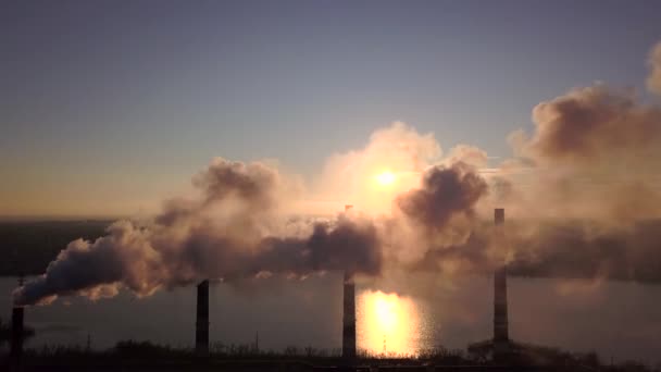 Humo de chimeneas de fábrica sobre fondo del cielo del atardecer 004 — Vídeos de Stock