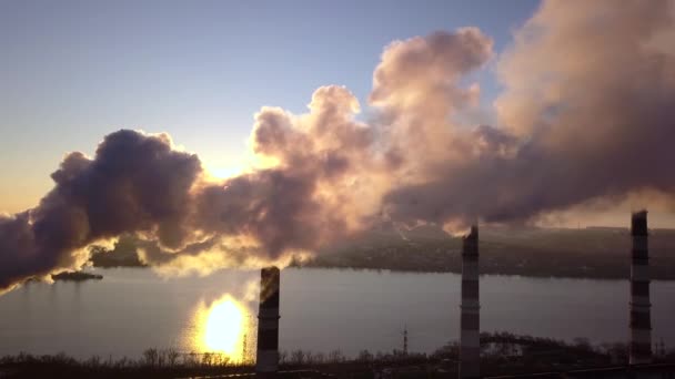 Ångande Kyltorn Och Rökning Industriella Stackar Mot Solnedgången Gradient Himmel — Stockvideo