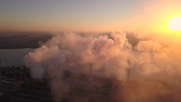Dymiące kominy o zachodzie słońca 003 — Wideo stockowe
