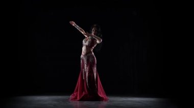 Dansöz kız dans şifon elbise devam. Siyah arka plan