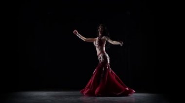 Oryantal dansöz. Siyah arka plan