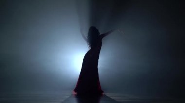 Dansları oryantal dans hareketleri. Duman arka plan. Sihouette