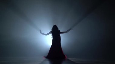 Geleneksel oryantal dansöz kadın duman arka plan üzerinde dans. Sihouette