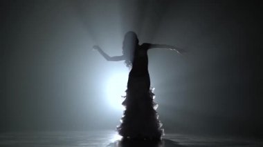 Kadın dansöz Arap egzotik beyaz elbiseli. Duman arka plan