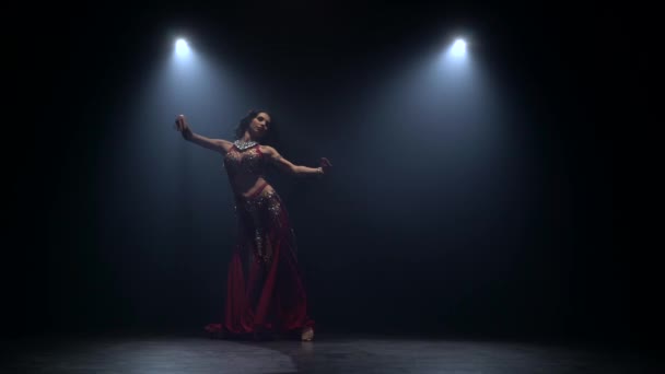 Romp van vrouw buikdanseres buik verkeer moderne dansen. Rook achtergrond — Stockvideo